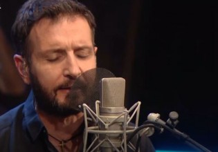 Νταλάρας και Μπάσης τραγουδούν το τραγούδι που αγάπησε η εργατιά