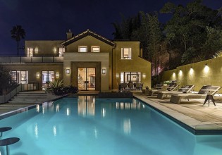 Η Ριάνα πουλά το σπίτι της στο Χόλιγουντ Χιλς για εκατομμύρια – Δείτε το