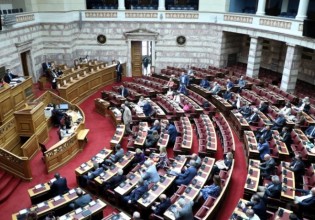 Υπερψηφίστηκε η τροπολογία με τα βαριά πρόστιμα για τα πλαστά πιστοποιητικά εμβολιασμού