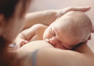 Κοροναϊός – Οι θηλάζουσες μητέρες που είχαν ασθενήσει εκκρίνουν αντισώματα στο γάλα τους έως δέκα μήνες μετά