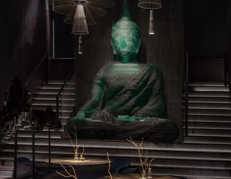 Ένας γυάλινος Βούδας στο «Buddha-Bar» του Μανχάταν
