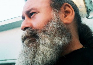 Κωστής Σαββιδάκης – «Στην Εκκλησία υπάρχουν αρκετοί «τενεκέδες» που κάνουν θόρυβο»