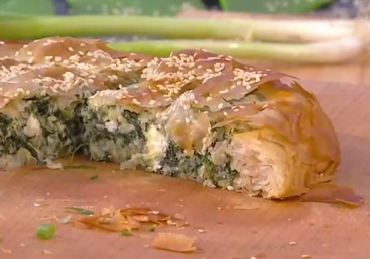 Πίτα από τον τόπο σου – Η πιο εύκολη σπανακόπιτα με φέτα και ανθότυρο