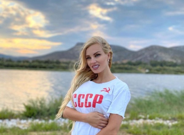 Τζούλια Νόβα – Η πόζα με το σφυροδρέπανο και ο «ψυχρός πόλεμος» στα social