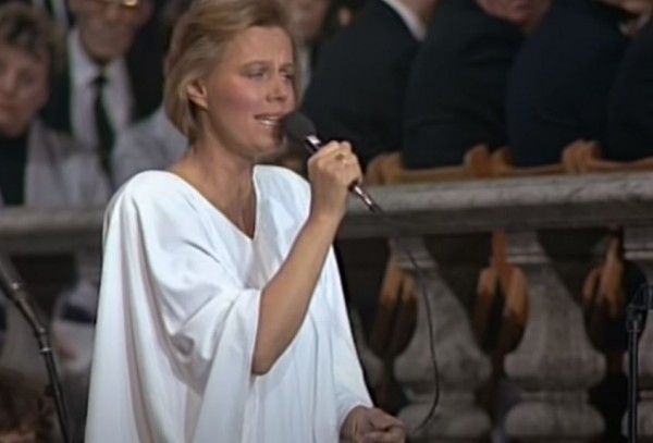 Μίκης Θεοδωράκης – Στην κηδεία του Ούλοφ Πάλμε τραγούδησαν «Είναι μεγάλος ο καημός»