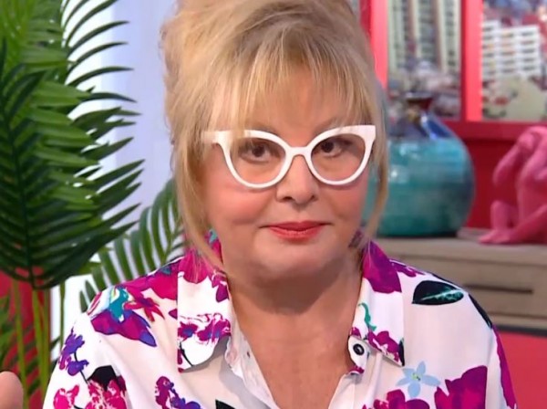 Βίκυ Παγιατάκη – Προσοχή που δίνετε τα λεφτά και την καρδιά σας