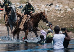 ΗΠΑ – Εικόνες – σοκ – Έφιπποι συνοριοφύλακες κυνηγούν μετανάστες στον Ρίο Γκράντε