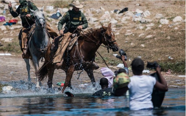 ΗΠΑ – Εικόνες – σοκ – Έφιπποι συνοριοφύλακες κυνηγούν μετανάστες στον Ρίο Γκράντε