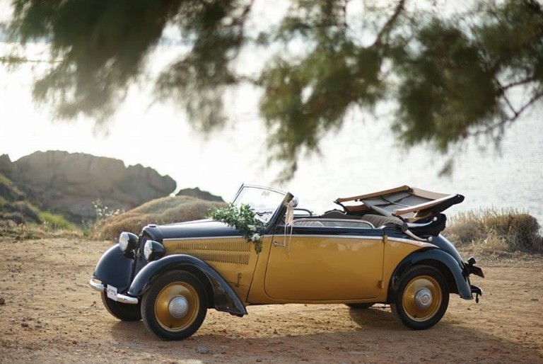 Κυριακή γιορτής στον Άλιμο με υπέροχα κλασικά αυτοκίνητα