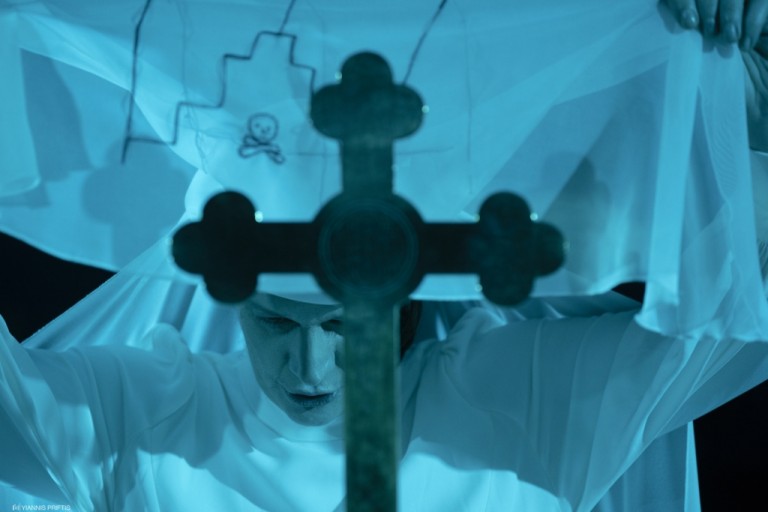 «Η αδελφή μου» -Το βιωματικό αφήγημα του Ζουμπουλάκη σε σκηνοθεσία Περικλή Μουστάκη επιστρέφει