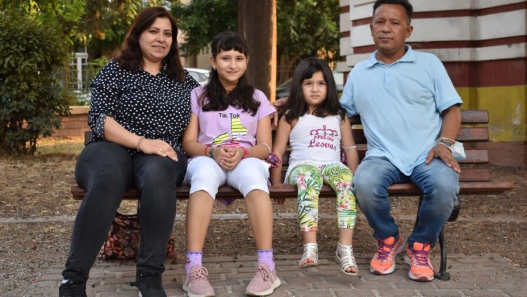 Ένα κορίτσι πρόσφυγας από το Αφγανιστάν παίρνει υποτροφία για να συνεχίσει το σχολείο στην Αμερική