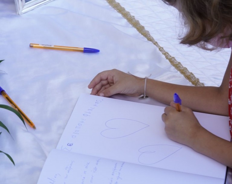 Μίκης Θεοδωράκης – «Σε αγαπάμε φίλε μας» – Συγκινεί το μήνυμα μικρού κοριτσιού