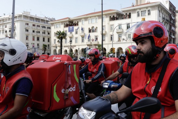 Διανομείς – Κατατέθηκε η τροπολογία του ΣΥΡΙΖΑ για τους εργαζόμενους σε πλατφόρμες εστίασης