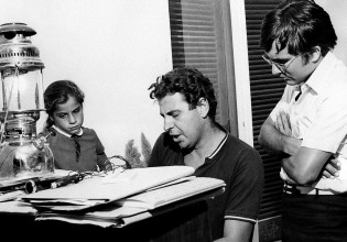 Μίκης Θεοδωράκης – Ποιος είναι ο άνθρωπος πίσω από το «Γελαστό Παιδί» που έγινε συνώνυμο της Aντίστασης