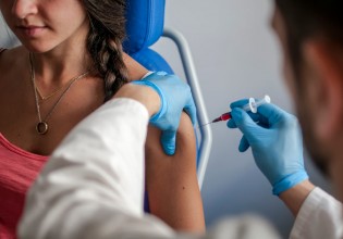 Εμβολιασμοί – Πόσοι είναι οι φοιτητές που έχουν κάνει το εμβόλιο για τον κοροναϊό