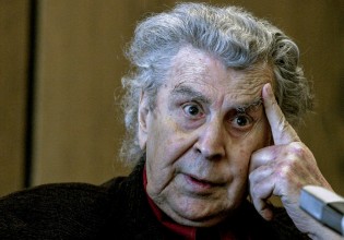 Θεοδωράκης – Μαίνεται η κόντρα στην οικογένεια για την ταφή του – Από τη Δευτέρα το λαϊκό προσκύνημα