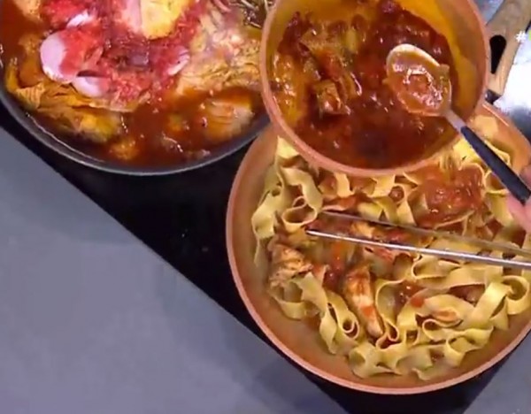 Πεντανόστιμο κοτόπουλο στο φούρνο με παπαρδέλες