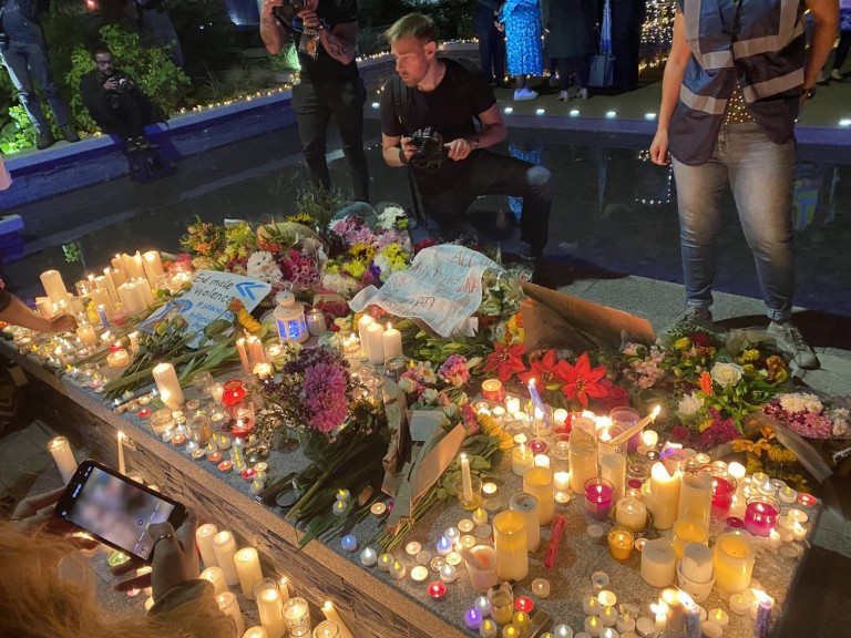 Βρετανία – Εκατοντάδες Λονδρέζοι συμμετείχαν σε αγρυπνία στη μνήμη της 28χρονης δασκάλας που δολοφονήθηκε