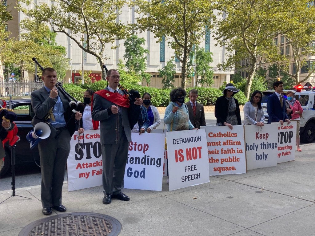 Benedetta – Καθολικοί διαδήλωσαν έξω από την πρεμιέρα της ταινίας του Βερχόφεν στο Φεστιβάλ Κινηματογράφου της Νέας Υόρκης