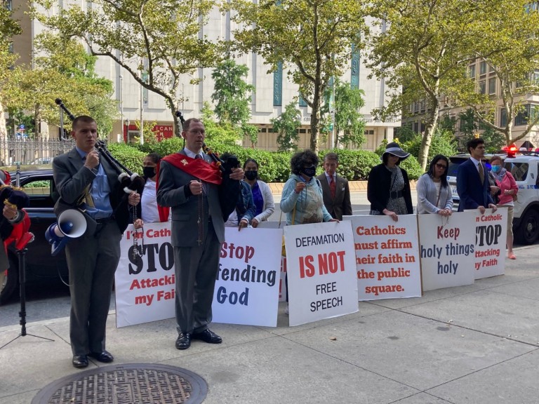 Benedetta – Καθολικοί διαδήλωσαν έξω από την πρεμιέρα της ταινίας του Βερχόφεν στο Φεστιβάλ Κινηματογράφου της Νέας Υόρκης