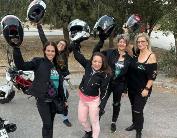 Υπέροχες γυναικείες παρουσίες στο Alimos Classic Motorbike Sunday
