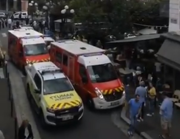 Συναγερμός στη Γαλλία - Αυτοκίνητο έπεσε σε θαμώνες καφετέριας