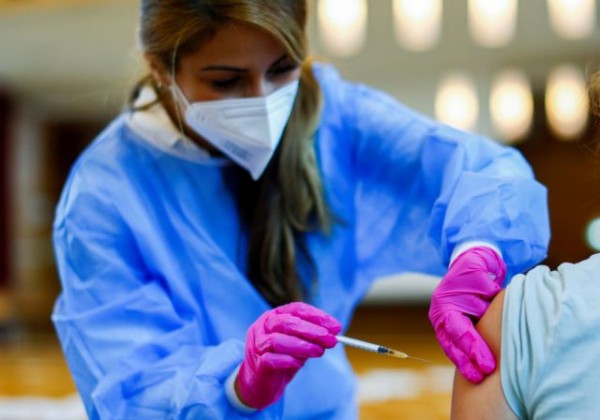 Η Γερμανία σταματά να πληρώνει όσους ανεμβολίαστους γιατρούς μπαίνουν σε καραντίνα