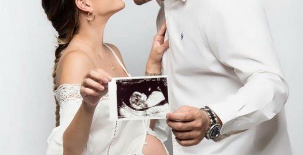 Γέννησε πρώην παίκτρια ριάλιτι – Το μήνυμα μέσα από το μαιευτήριο