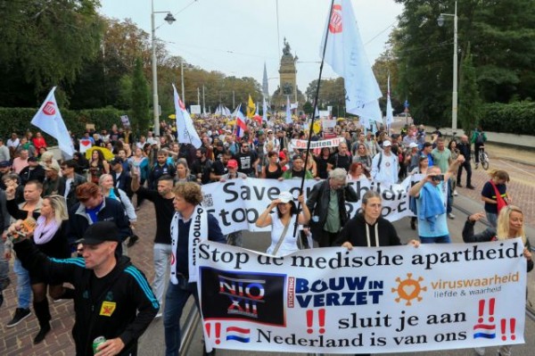 Ολλανδία: Διαδηλωτές διαμαρτύρονται για το νέο πάσο Covid-19 για την είσοδο σε μπαρ, εστιατόρια
