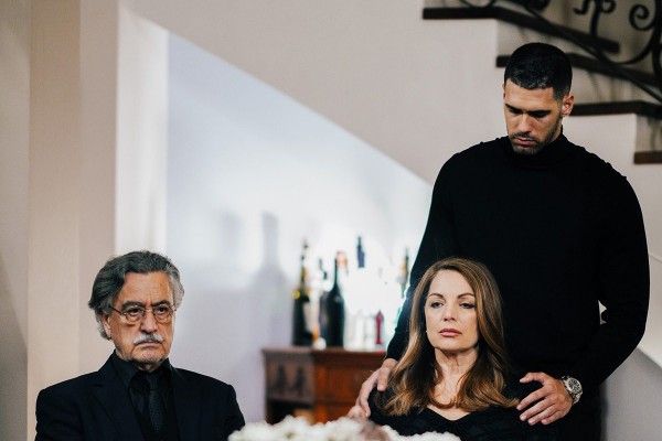 Η  Γη της Ελιάς – Η Μυρτάλη κλαίει με λυγμούς στο άκουσμα της επιστολής του πατέρα της