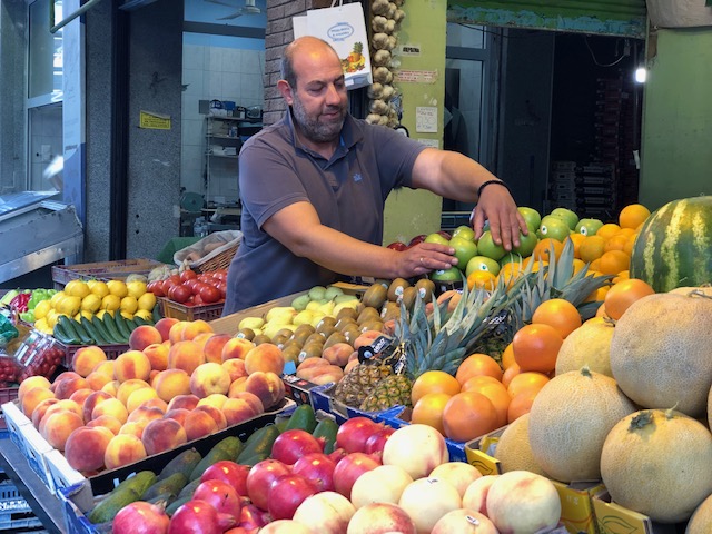 Θεσσαλονικιός μοιράζει φρούτα και λαχανικά σε άπορους – «Η δική μου ανταμοιβή είναι ένα χαμόγελο»
