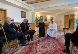 Πάπας – «Είμαι ακόμη ζωντανός, έστω και αν κάποιοι με ήθελαν νεκρό»