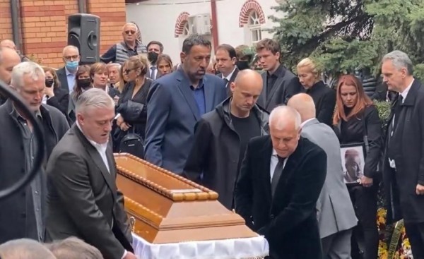 Σπαρακτικές στιγμές στο Βελιγράδι – Ομπράντοβιτς, Ντανίλοβιτς, Ράτζα κουβαλούν το φέρετρο του Ίβκοβιτς