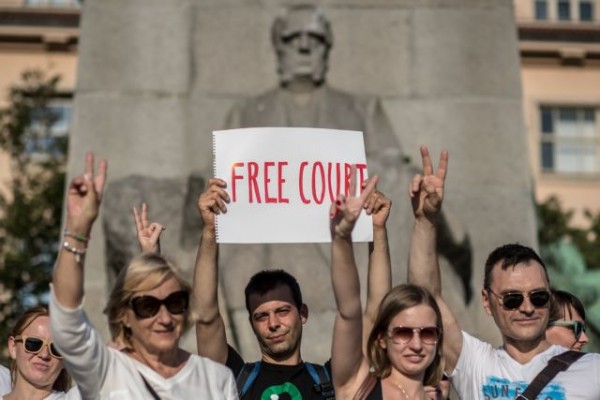 Πολωνία – Δικαστές κάνουν περιοδεία για να σώσουν το σύνταγμα – Φοβούνται ότι οδηγούνται σε δικτατορία