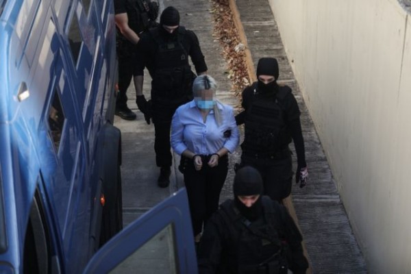 Επίθεση με βιτριόλι – Στο δικαστήριο έφτασε και η Εφη (Εικόνες)