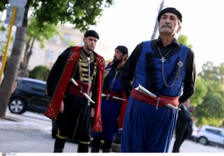 Μίκης Θεοδωράκης – Κρητικοί συνοδεύουν τη σορό του τραγουδώντας «Ένα το χελιδόνι»