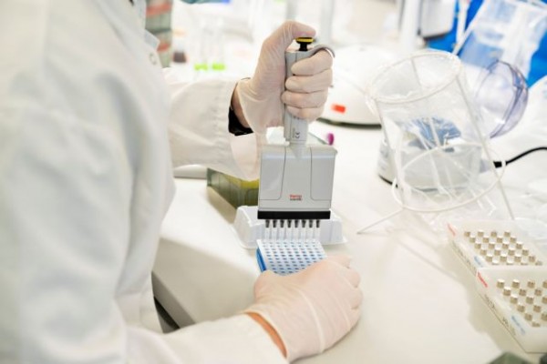 Οικονόμου – Την επόμενη εβδομάδα στη Βουλή τροπολογία για τα μονοκλωνικά αντισώματα