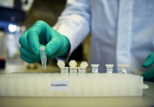 Μόσιαλος – Oι αντιεμβολιαστές δεν είναι θύματα – Τα μονοκλωνικά αντισώματα, πρώτα, στους πραγματικά ευάλωτους