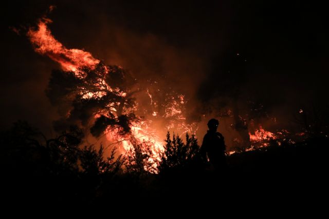 Νύχτα αγωνίας στη Νέα Μάκρη - Σε επιφυλακή η πυροσβεστική - Χωρίς ενιαίο μέτωπο πλέον η φωτιά