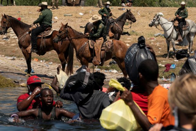 ΗΠΑ - Τεξανοί σερίφηδες κυνηγούν με λάσο Αϊτινούς μετανάστες