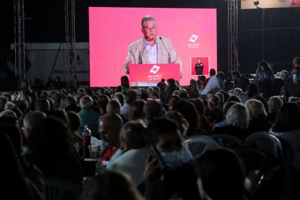 Κουτσούμπας – Τι είπε για την Τζούλια Νόβα και τη μπλούζα της με το σφυροδρέπανο