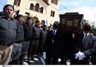 «Τον αντρειωμένο μην τον κλαις…» – Η Κρήτη αποχαιρέτησε με το σπουδαίο ριζίτικο τον Μίκη Θεοδωράκη