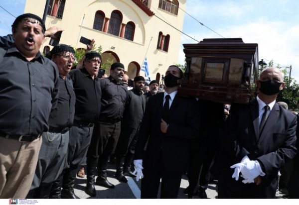 «Τον αντρειωμένο μην τον κλαις…» – Η Κρήτη αποχαιρέτησε με το σπουδαίο ριζίτικο τον Μίκη Θεοδωράκη