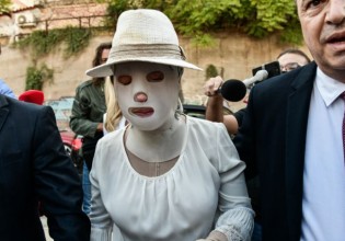 Βιτριόλι – Με ειδική μάσκα στο εφετείο η Ιωάννα για τη δίκη – Πρώτη δημόσια εμφάνιση μετά την επίθεση