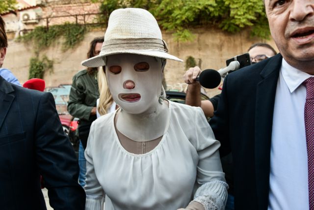 Βιτριόλι – Με ειδική μάσκα στο εφετείο η Ιωάννα για τη δίκη – Πρώτη δημόσια εμφάνιση μετά την επίθεση