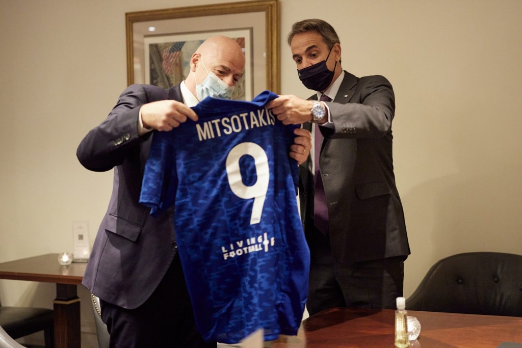 Η συνάντηση Μητσοτάκη-Ινφαντίνο και τα δώρα που… τα είπαν όλα