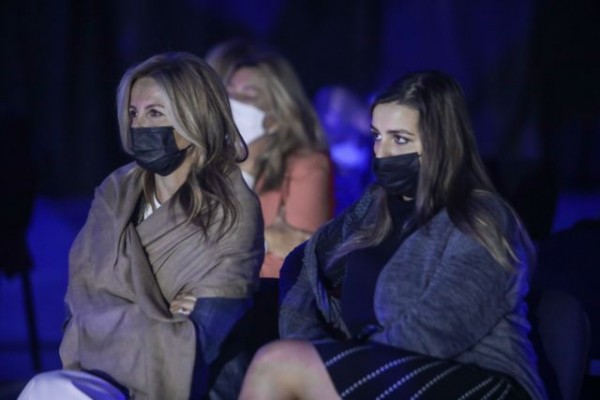 ΔΕΘ – Πάγωσαν από τα κλιματιστικά η σύζυγος και η κόρη του Μητσοτάκη