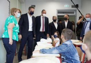 Μητσοτάκης – Χρέος του κράτους να βρίσκεται δίπλα στον πολίτη – Τήρηση των μέτρων για να μείνουν τα σχολεία ανοιχτά