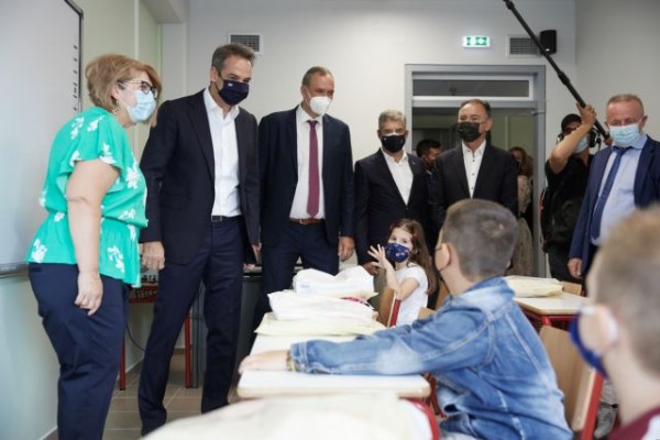 Μητσοτάκης – Χρέος του κράτους να βρίσκεται δίπλα στον πολίτη – Τήρηση των μέτρων για να μείνουν τα σχολεία ανοιχτά