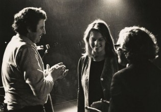 Μίκης Θεοδωράκης – «Ένα το χελιδόνι» τραγούδησαν οι υγειονομικοί έξω από το υπουργείο Υγείας